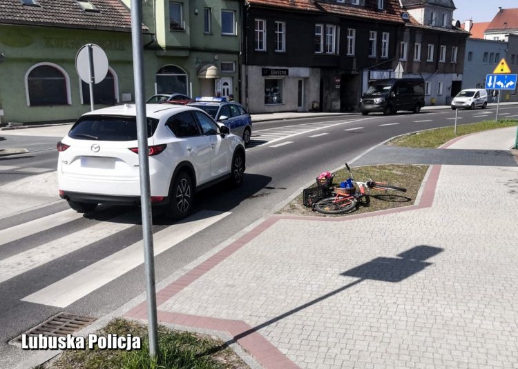 Policjant jadąc na służbę pomógł potrąconej rowerzystce.
