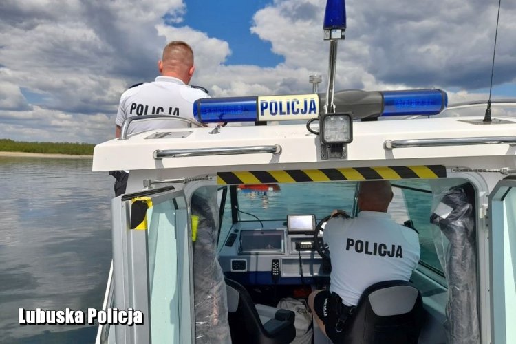 Policyjni wodniacy zatrzymali nietrzeźwego sternika, który transportował czwórkę dzieci i dwóch dorosłych.